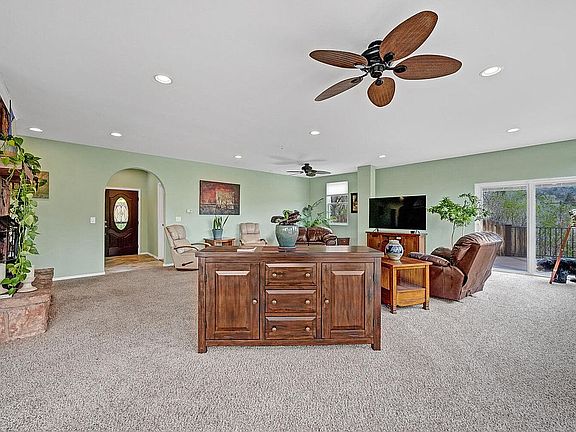 9' Ceilings!