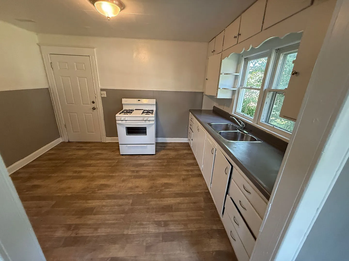 1910 N Lyon Avenue — Photo 3