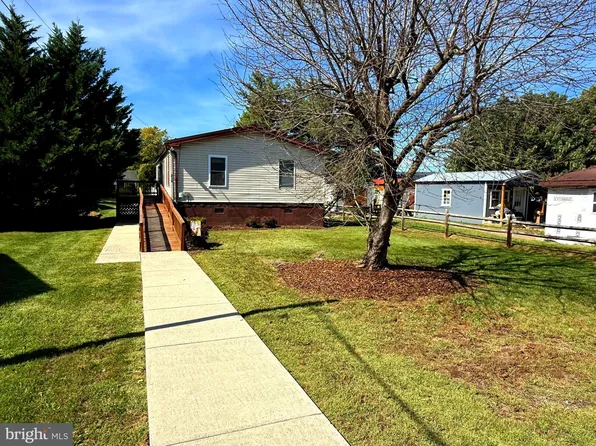 216 Maple Ave, Moorefield, WV 26836