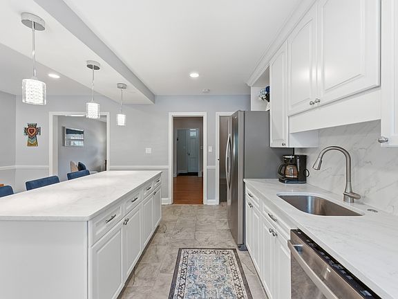 3rd image of 6467 Blenheim Rd