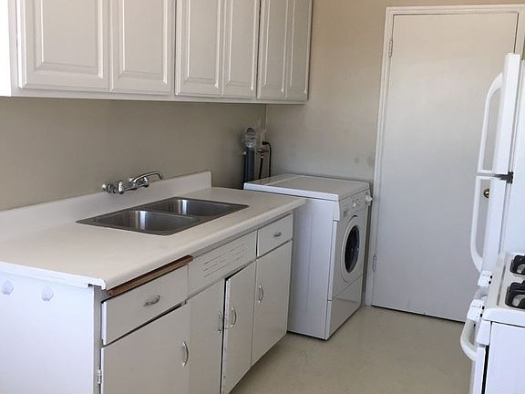 3rd image of 2566 Robinson Ave
