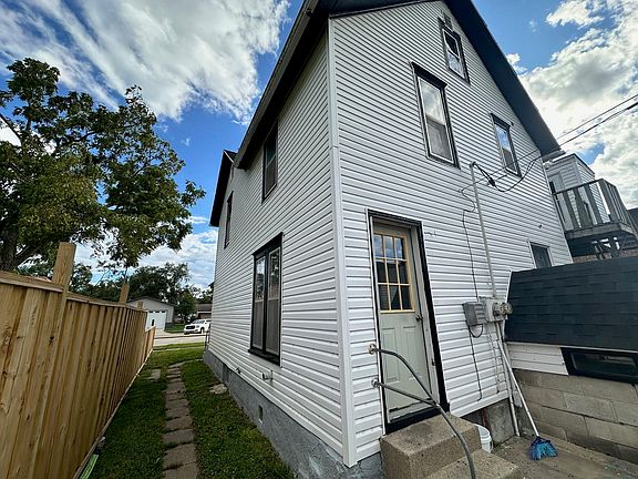 2nd image of 222-224 W Elm St