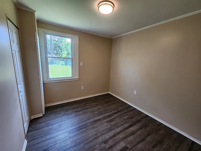 4085 Seneca Ave — Photo 9