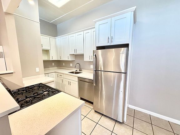 4th image of 704 Sutter Ave #704