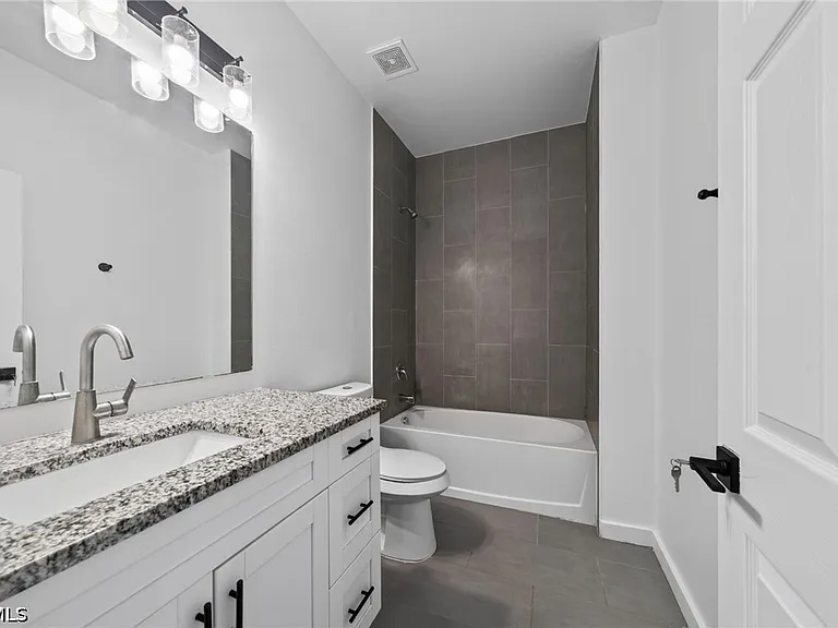 1530 Gilbert Ave S — Photo 14