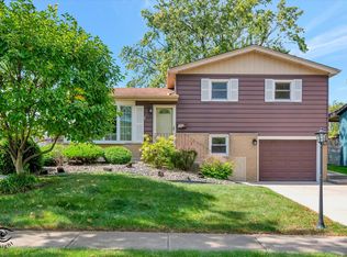 15318 James Dr, Oak Forest, IL 60452