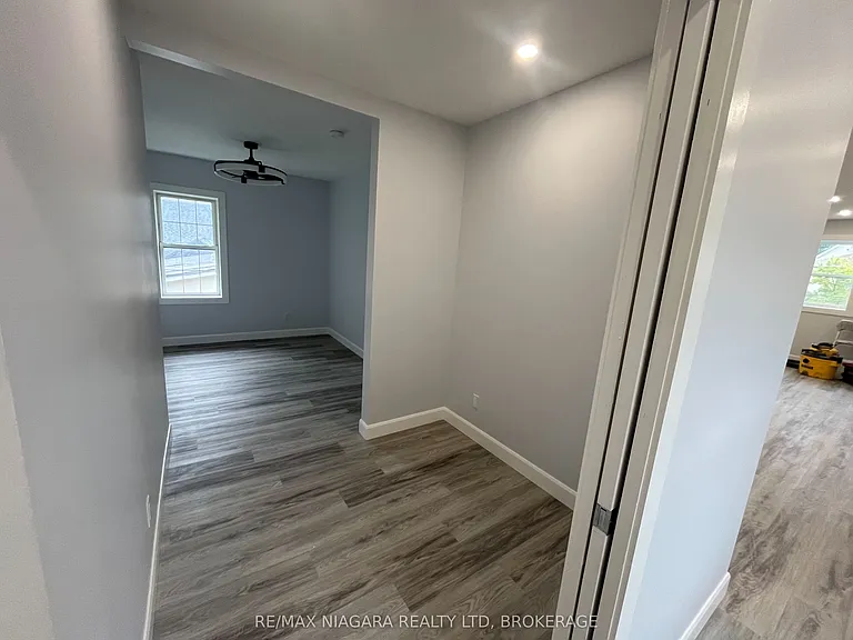 243 Dufferin St #UPPER FRONT — Photo 11