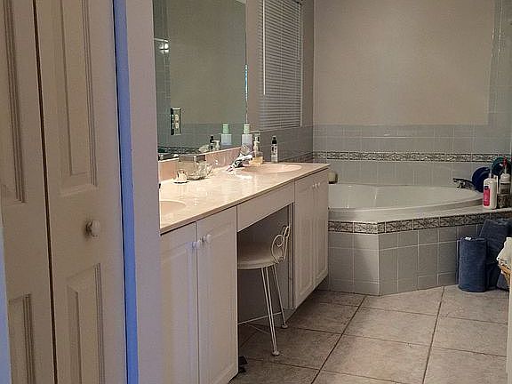 Master Bath garden tub