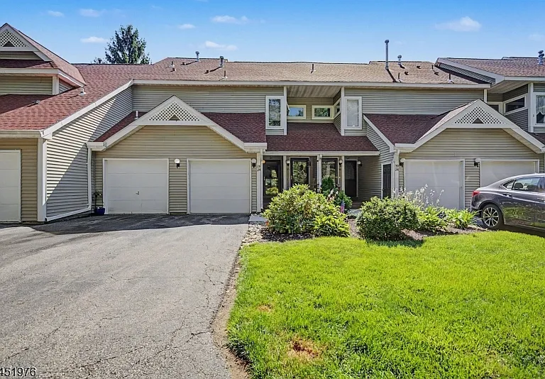 24 Pine Hollow Ct — Photo 1