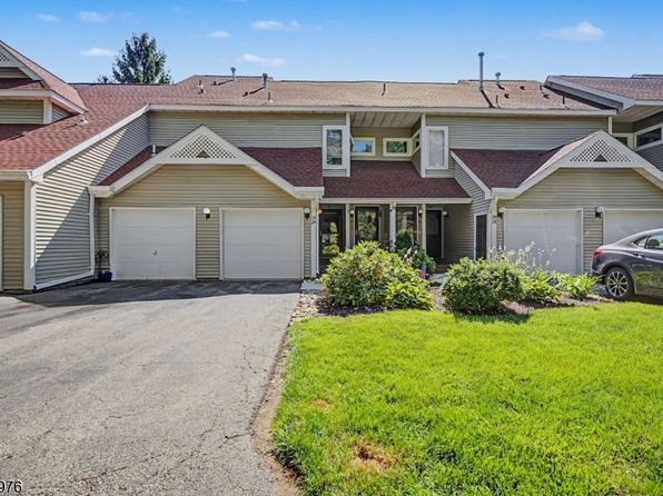 24 Pine Hollow Ct