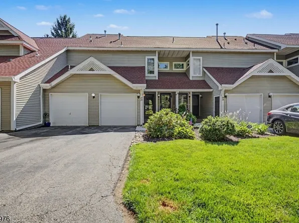 24 Pine Hollow Ct, Oak Ridge, NJ 07438