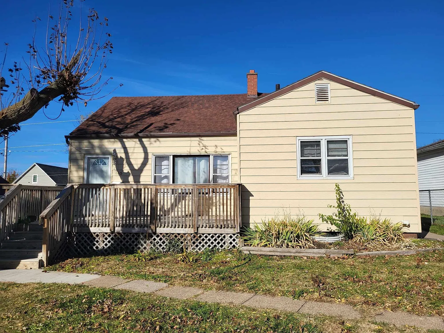 3 bed, 1.0 bath, 1228 sqft, $1,350 — Photo 1