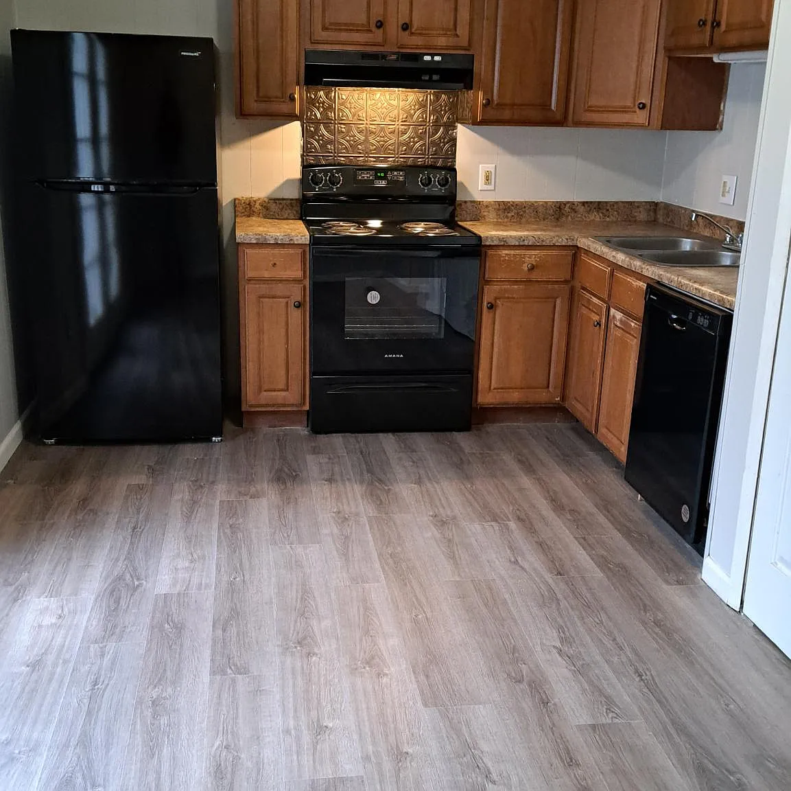 3 bed, 1.5 bath, 1160 sqft, $1,000 — Photo 2