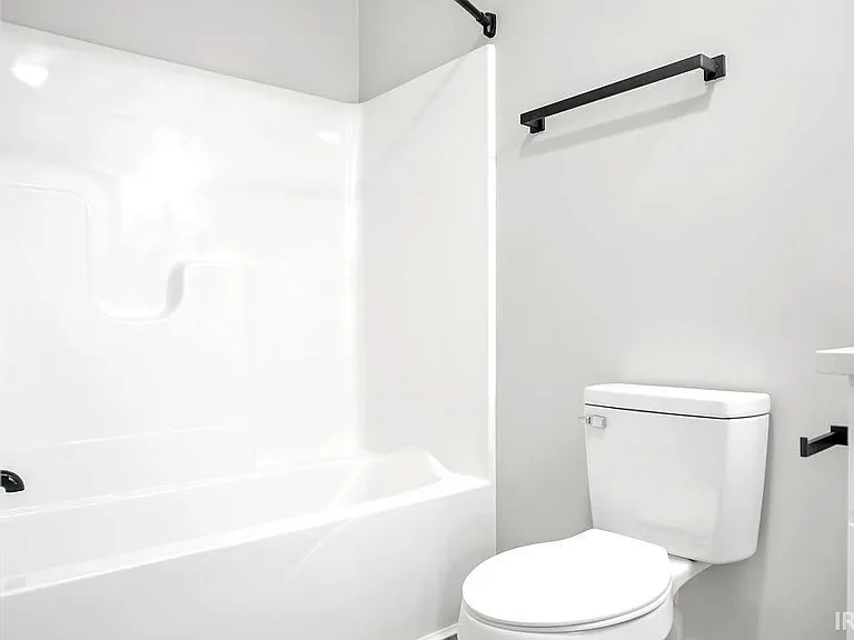 1112 N Woodburn Ave — Photo 24