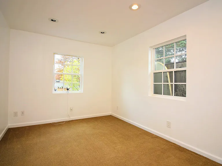 1151 Corby Ave — Photo 14