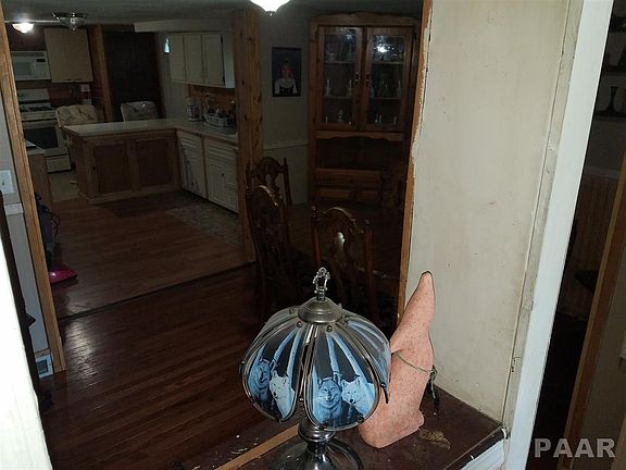 3rd image of 904 E Wilson Ave