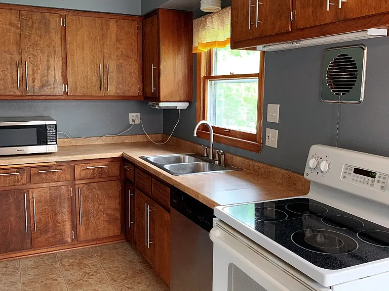 Kitchen (depicting appliances, ceiling fan/light, and layout