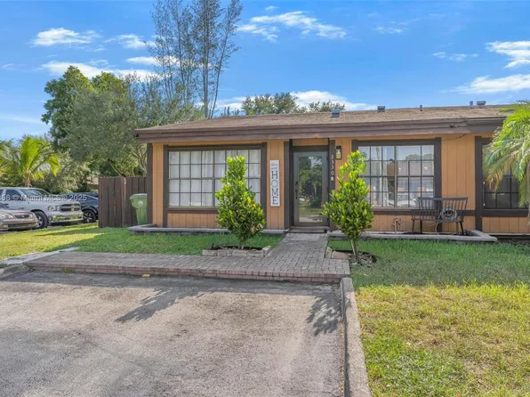 2330 Croton Ct, Pembroke Pines, FL 33026