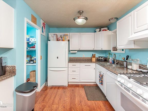 4th image of 675 W Fern Ave