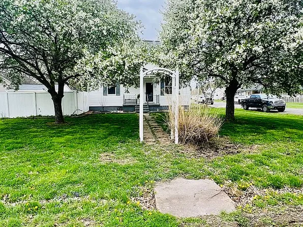 589 N Chestnut St, Breese, IL 62230