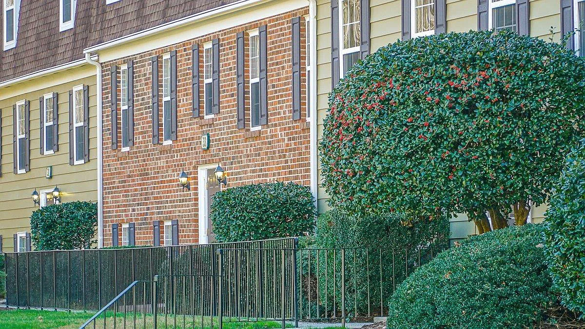 Colonial Towne Apartments — Photo 2