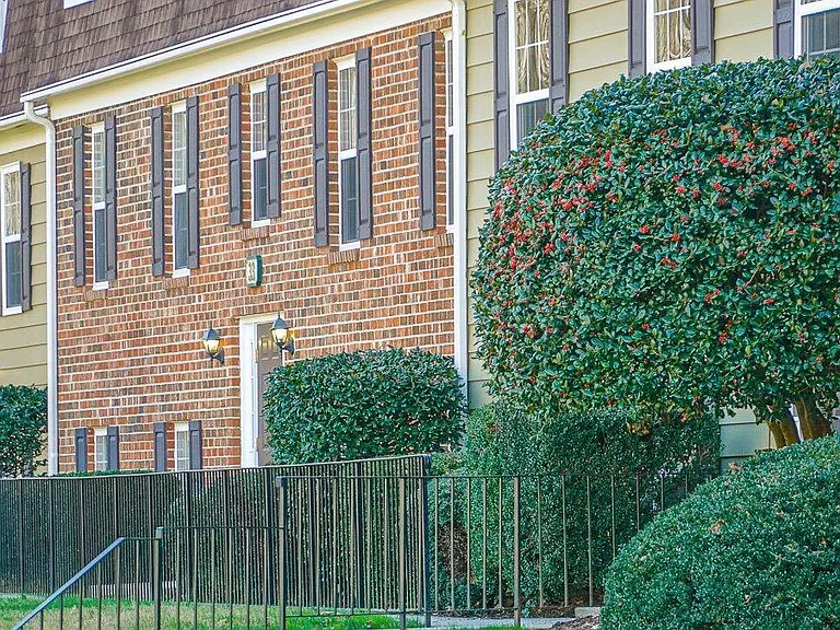 Colonial Towne Apartments — Photo 2