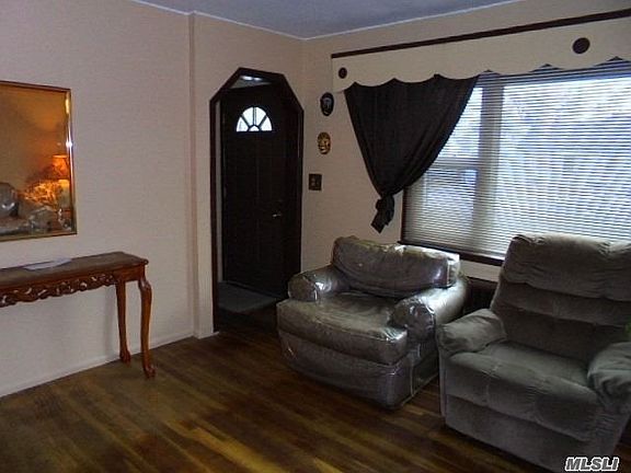 4th image of 10 Barrington St