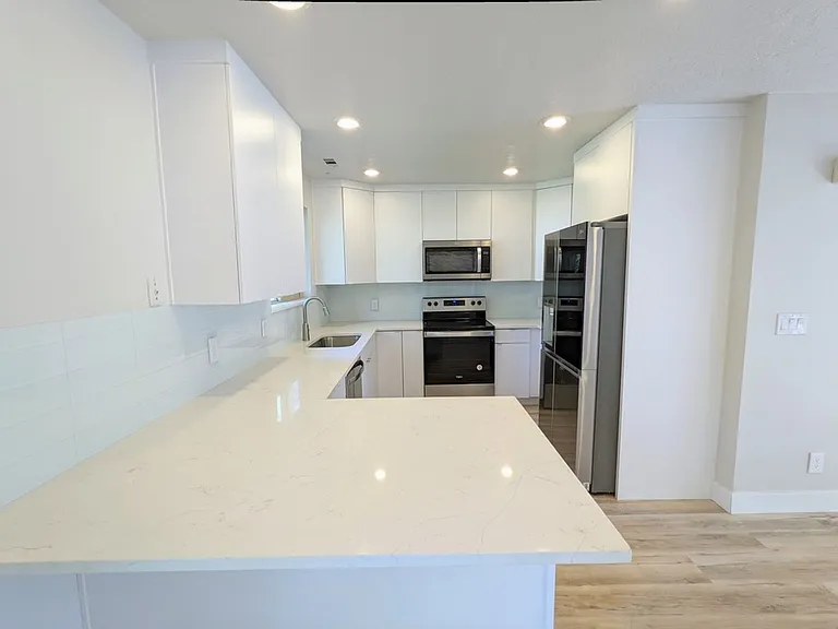 529 E 5300 S — Photo 2