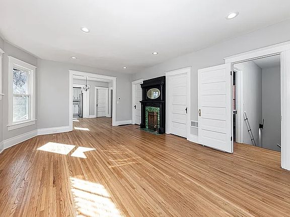 4th image of 418 Buell Ave #1