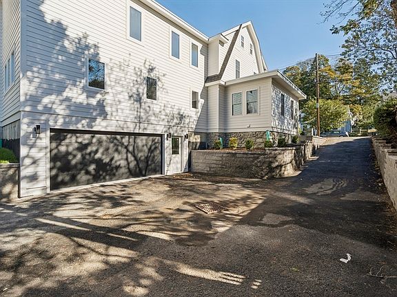 5th image of 873 Chestnut St