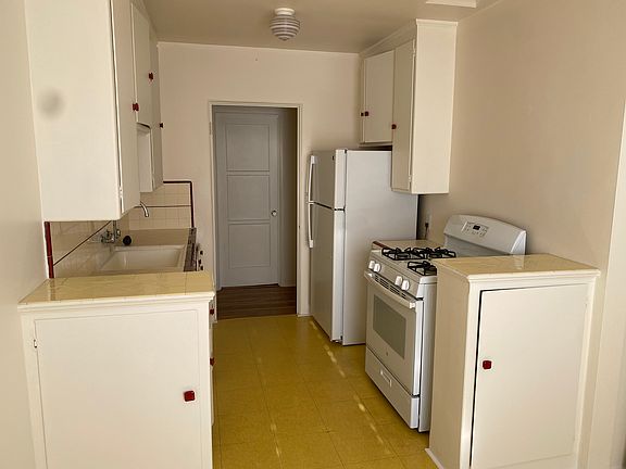 3rd image of 449 San Vicente Blvd