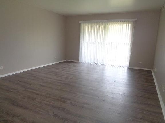 2nd image of 16W585 Mockingbird Ln #303
