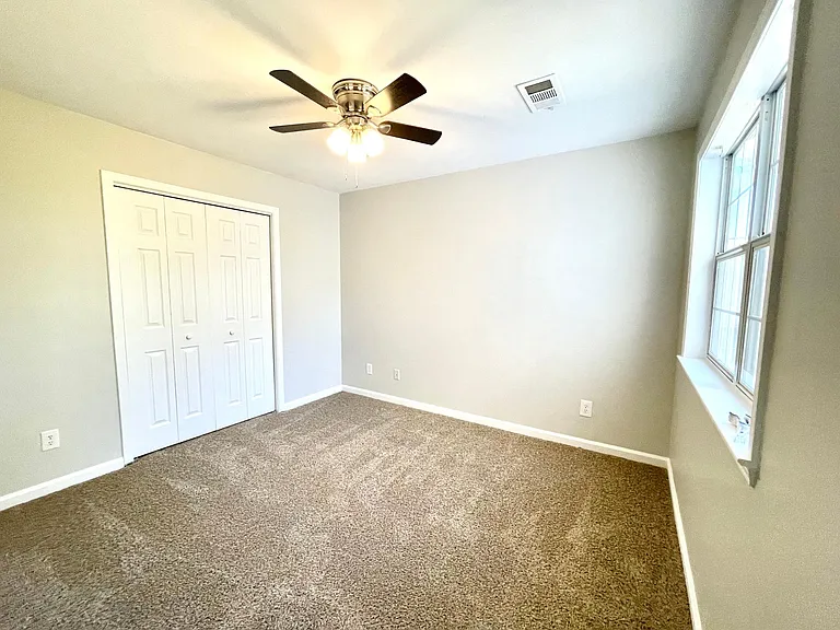304 Greenview Ct — Photo 14