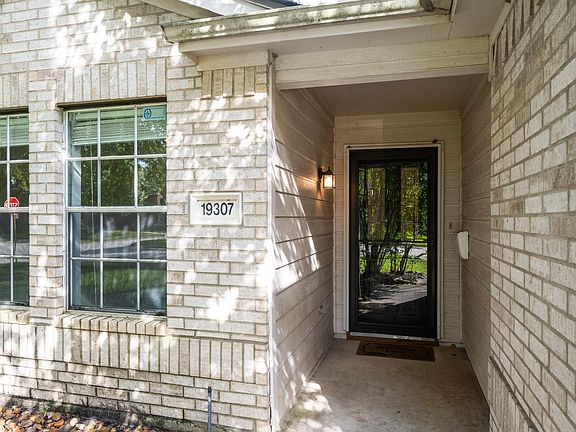 2nd image of 19307 Royal Isle Dr