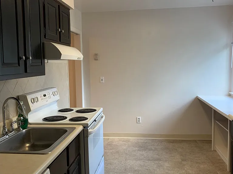 79 Webb Ave — Photo 2
