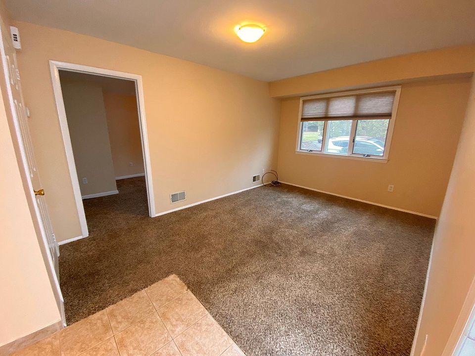 1st image of 46 Rose Ln #1
