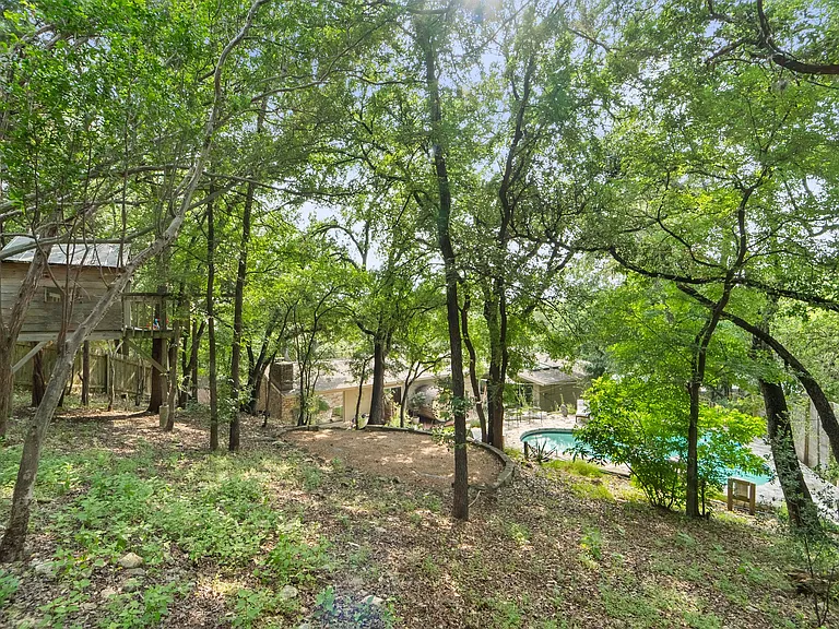 2402 Rockingham Cir — Photo 26