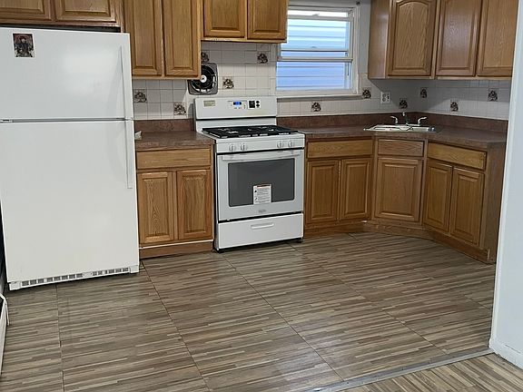 2nd image of 180 Boyd Ave Floor 2
