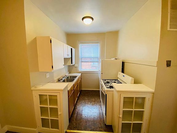 5th image of 2161 Yale Ave #4
