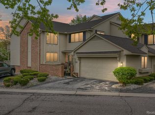 7253 Creeks Bend Ct, West Bloomfield, MI 48322