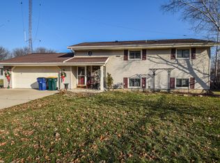 650 E Parkway Estates Dr, Oak Creek, WI 53154