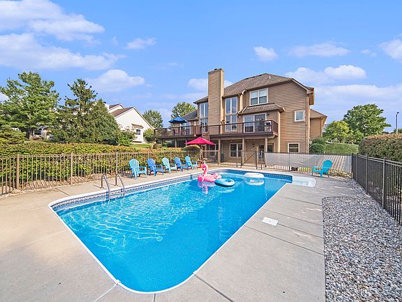 3rd image of 335 E Castlebury Cir
