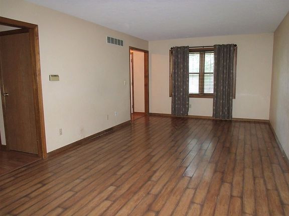 4th image of 23003 Weymouth Ln