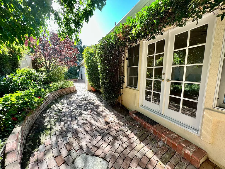 393 Rudolph Dr — Photo 4