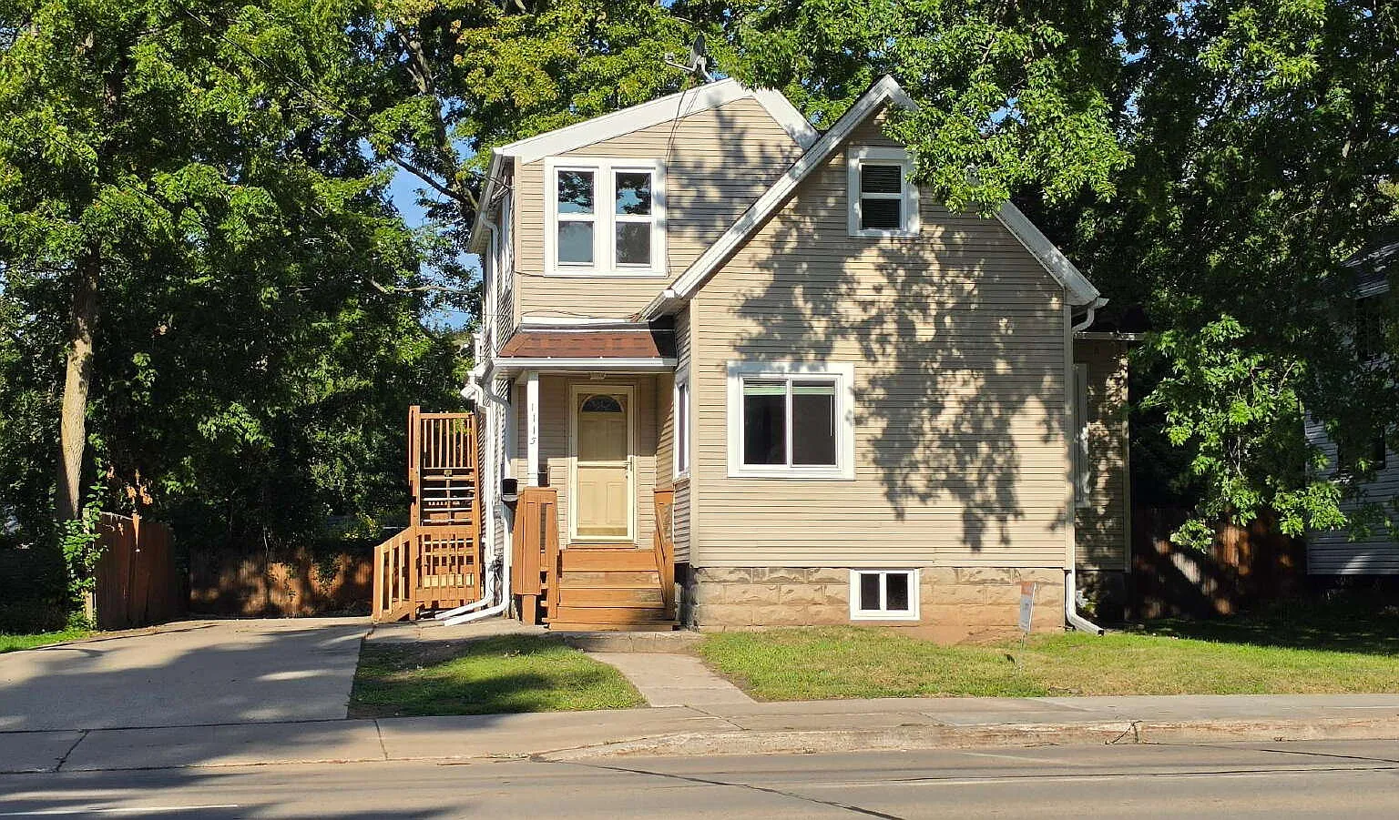 3 bed, 1.0 bath, 1066 sqft, $1,100 — Photo 1