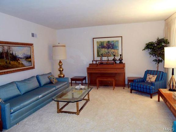 2nd image of 65 E Ladue Estates Dr