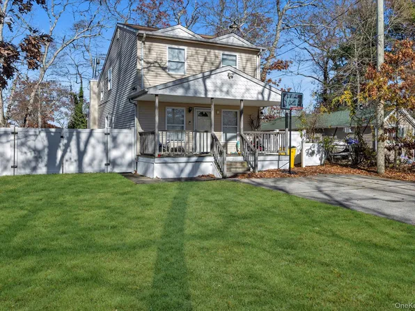 11 Laurelton Avenue, Selden, NY 11784