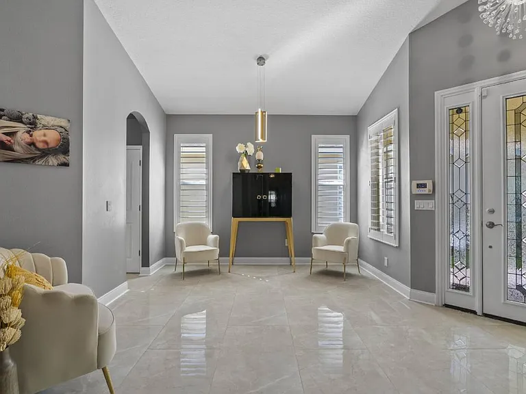 10602 Rochester Way — Photo 4