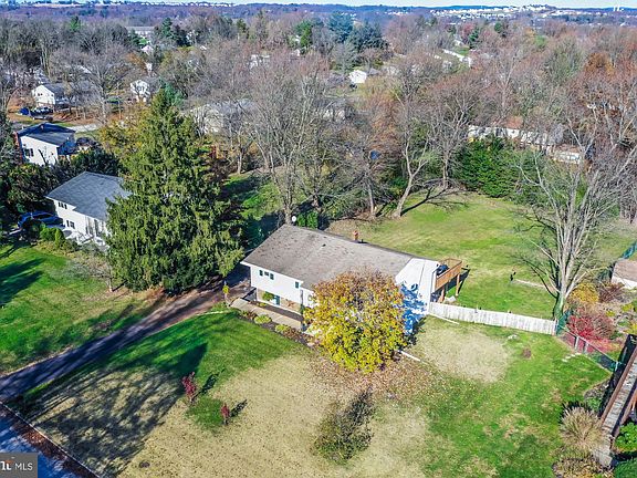 3rd image of 1233 S Evergreen Dr