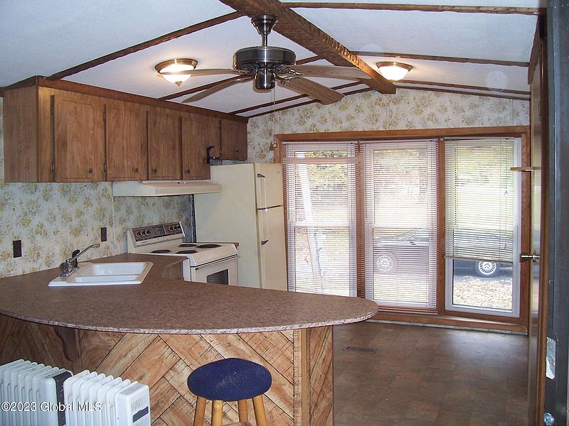 3rd image of 430 Daniels Road